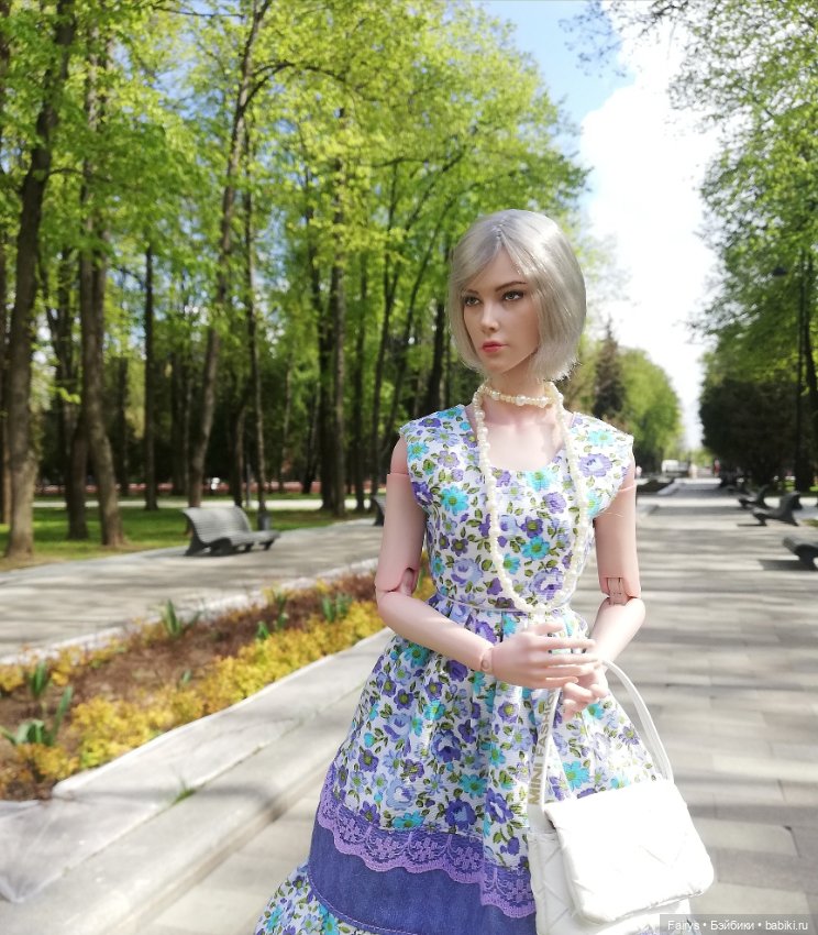 Продолжаем засовывать кукол в цветы и кусты (фото 7)