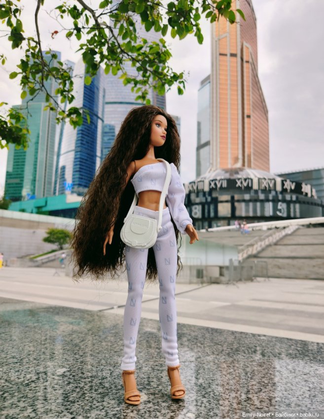 Городские барышни — Коллекции игровых кукол (Playline): фото полок (фото 3)