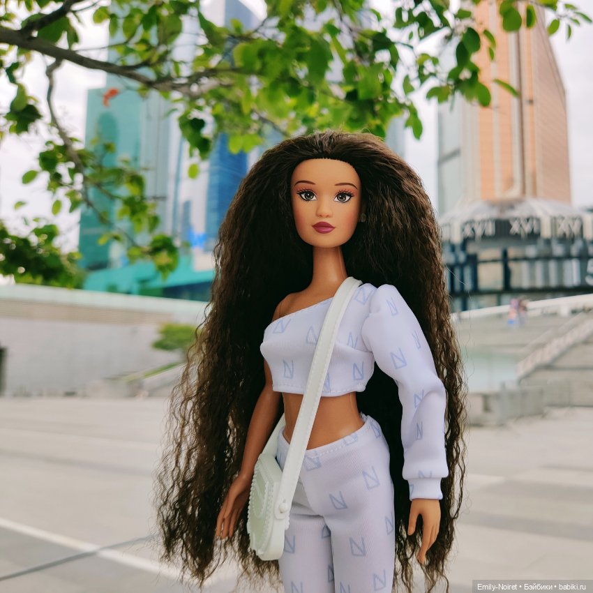 Городские барышни — Коллекции игровых кукол (Playline): фото полок (фото 2)