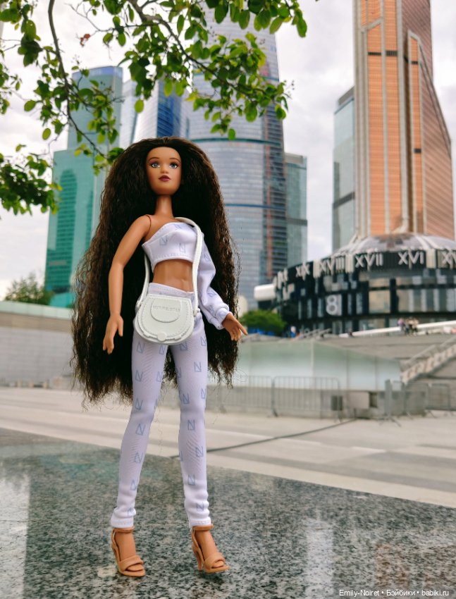 Городские барышни — Коллекции игровых кукол (Playline): фото полок (фото 4)