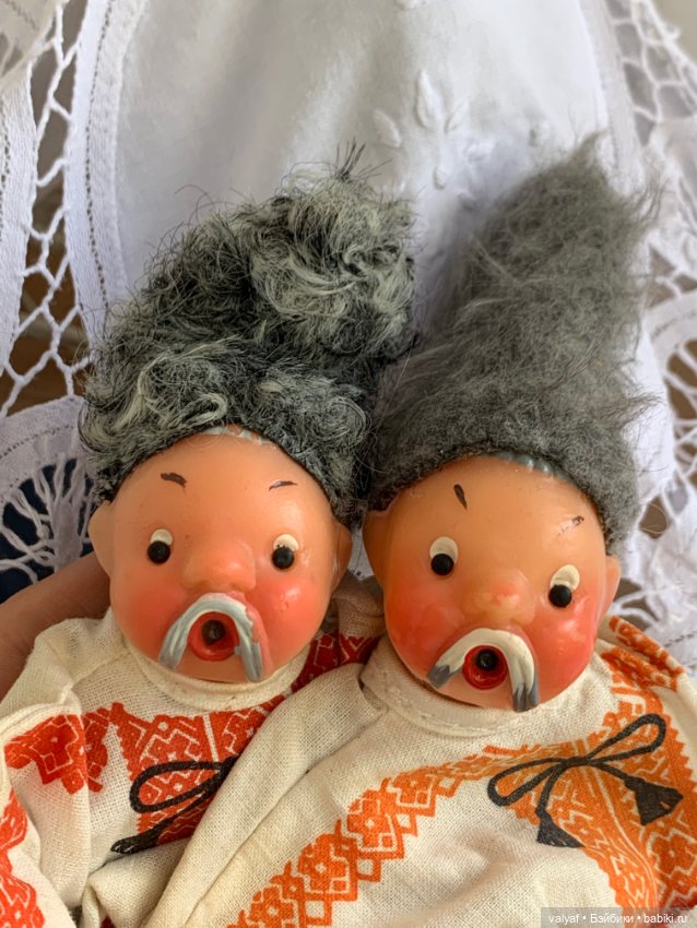 … Выясняли кто сильнее, У кого усы длиннее. Близняшки