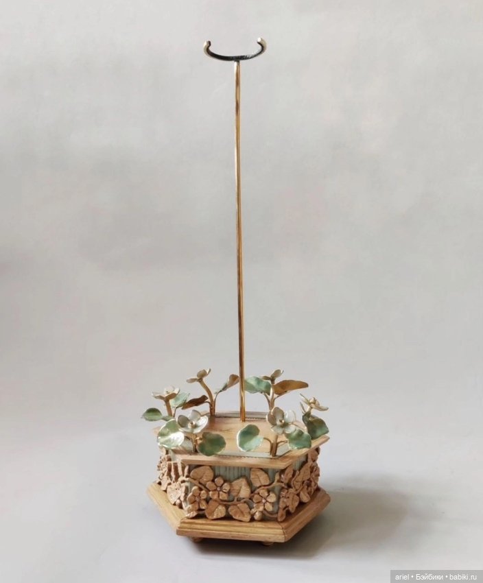 Потрясающие подставки для коллекционных кукол (фото 5)