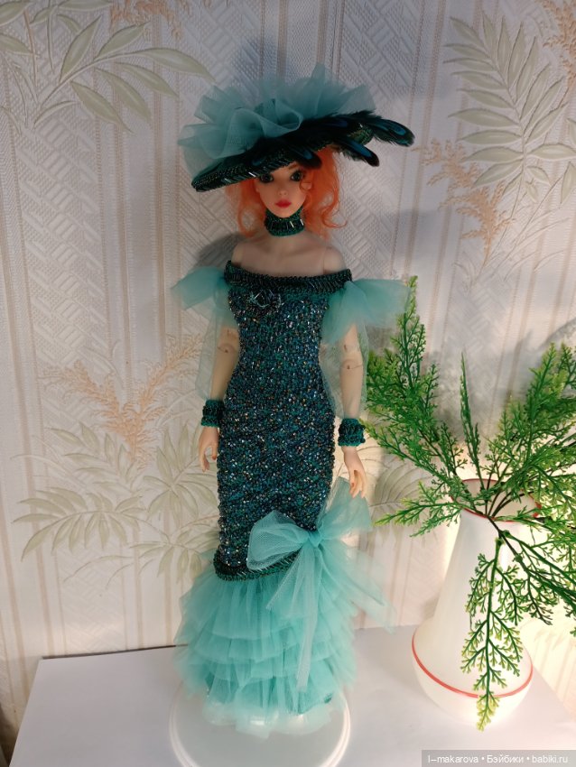 Изумрудное платье из коллекции Парадиз. Шляпа