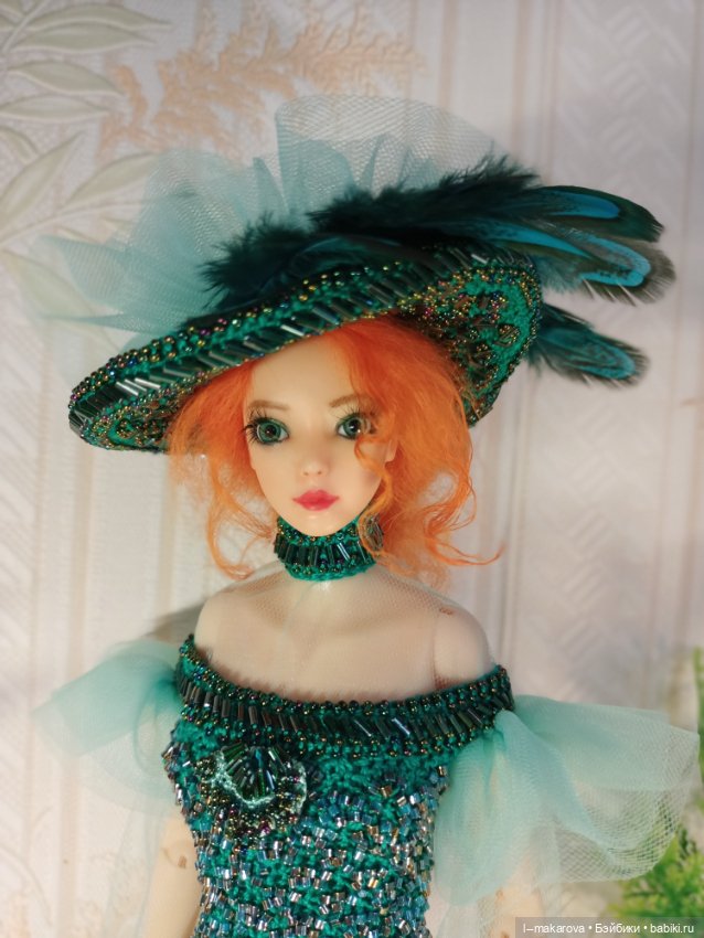 Изумрудное платье из коллекции Парадиз. Шляпа