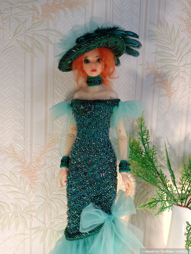 Изумрудное платье из коллекции Парадиз. Шляпа