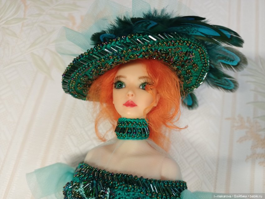Изумрудное платье из коллекции Парадиз. Шляпа