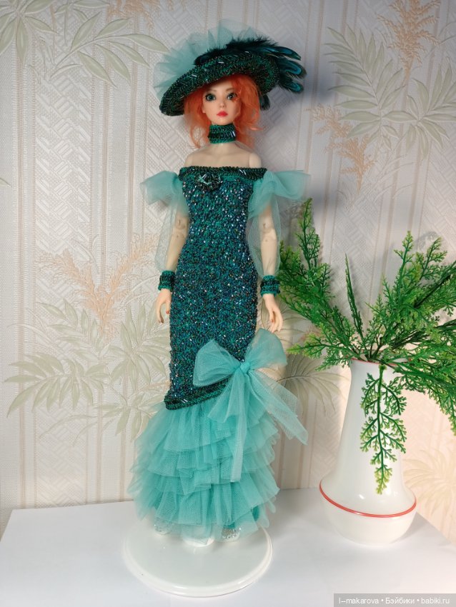 Изумрудное платье из коллекции Парадиз. Шляпа