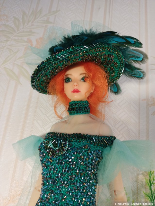 Изумрудное платье из коллекции Парадиз. Шляпа