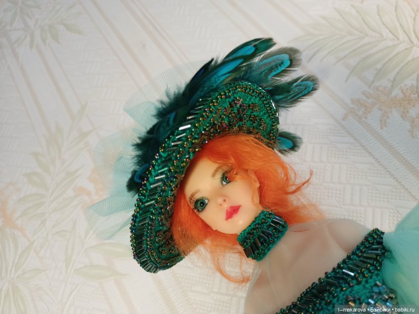 Изумрудное платье из коллекции Парадиз. Шляпа