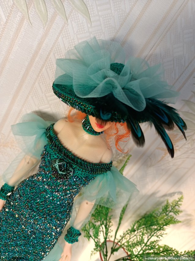 Изумрудное платье из коллекции Парадиз. Шляпа