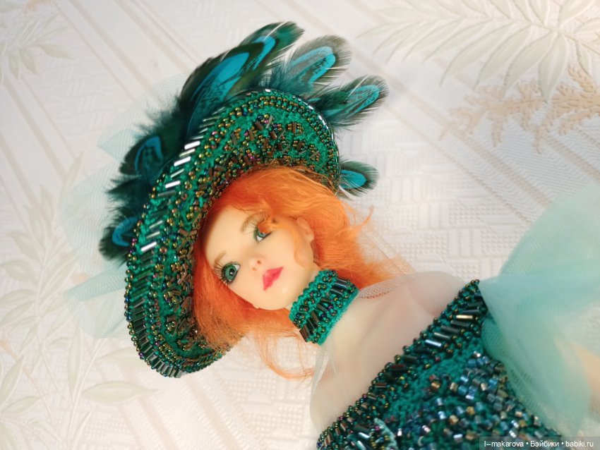 Изумрудное платье из коллекции Парадиз. Шляпа