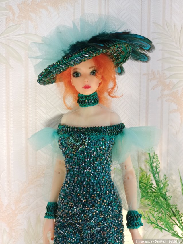 Изумрудное платье из коллекции Парадиз. Шляпа