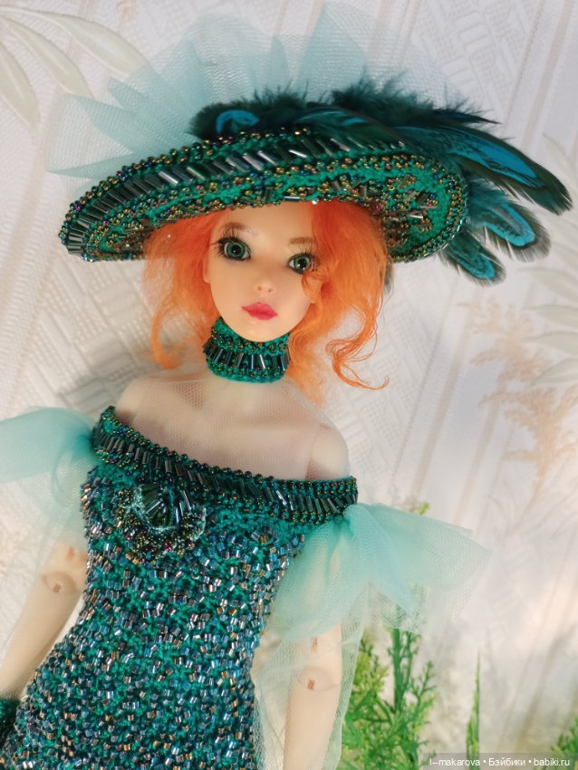 Изумрудное платье из коллекции Парадиз. Шляпа