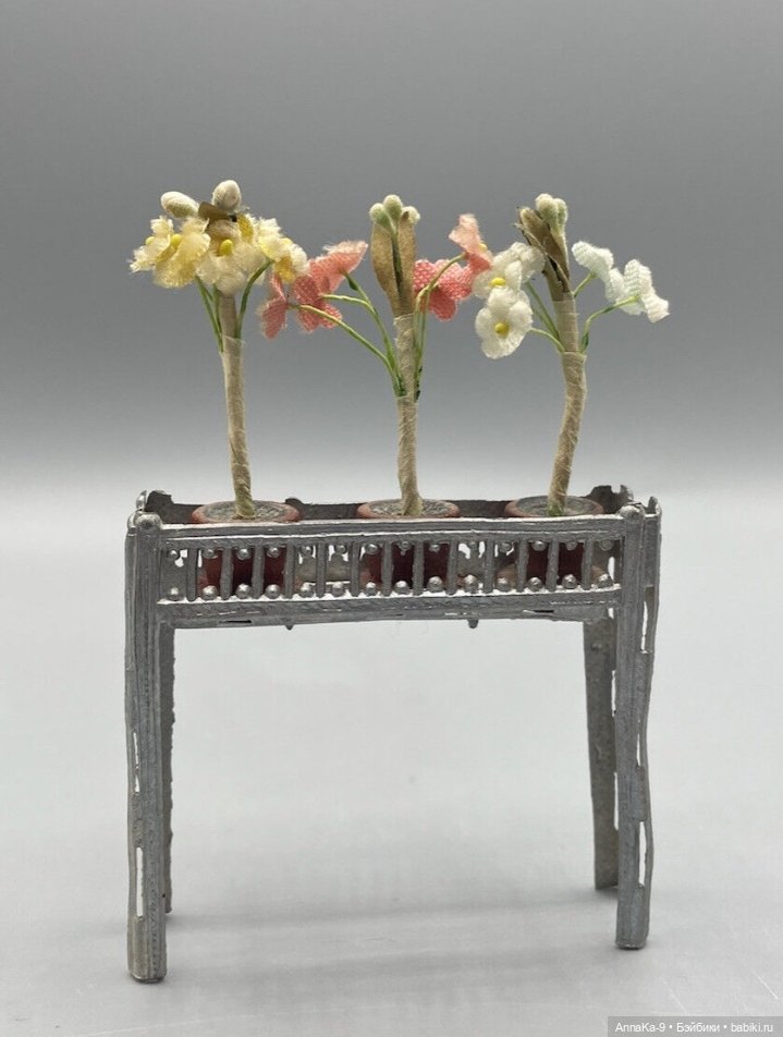 Какие они, цветы для антикварных кукольных домиков