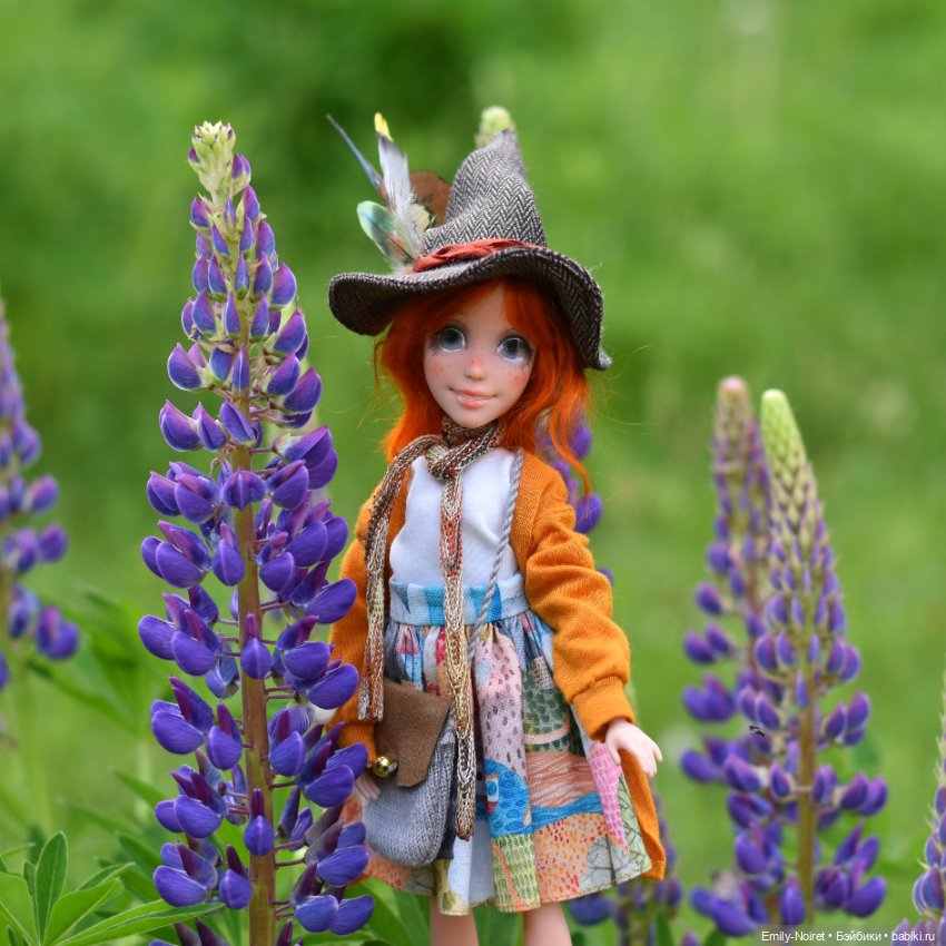 Рыжие девочки, зеленые холмы и люпины