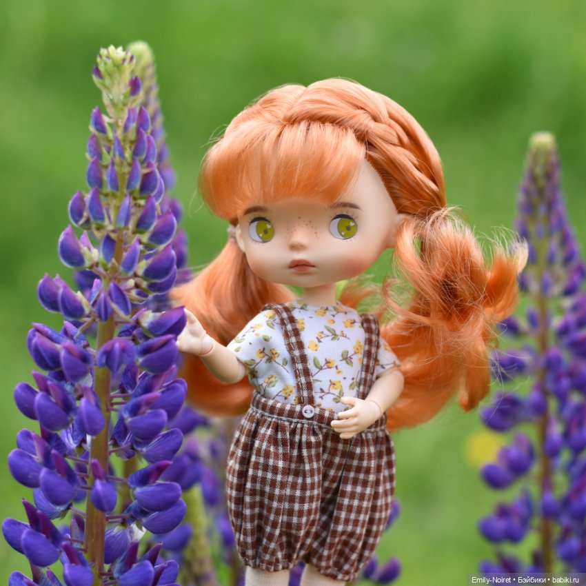 Рыжие девочки, зеленые холмы и люпины