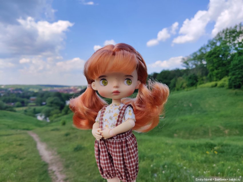 Рыжие девочки, зеленые холмы и люпины