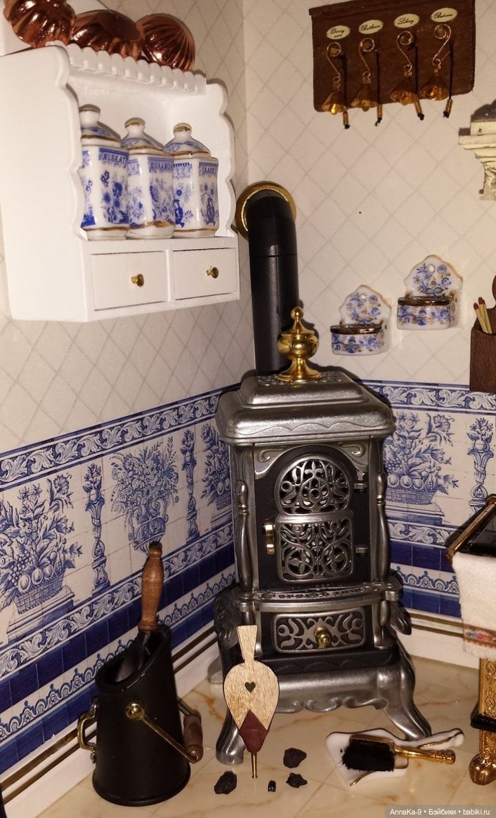 Антикварные печи для кукольных домиков