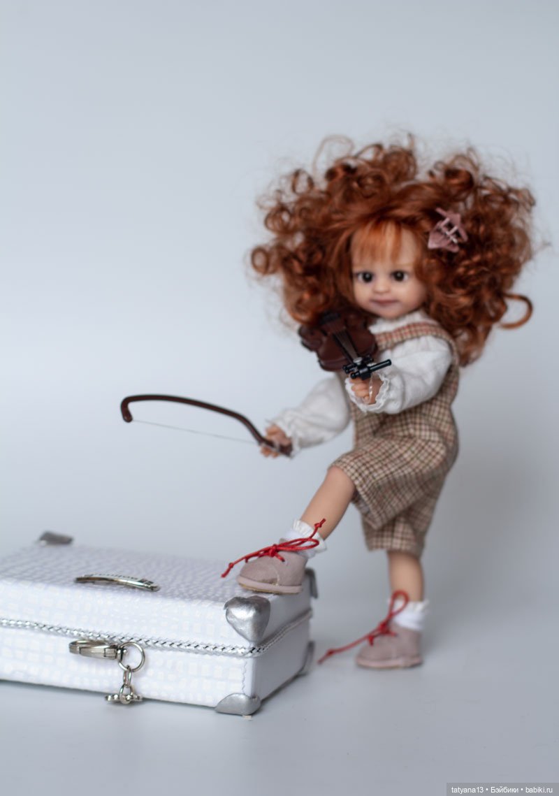 Leona - маленькая скрипачка (mini Paola Reina) (фото 4)