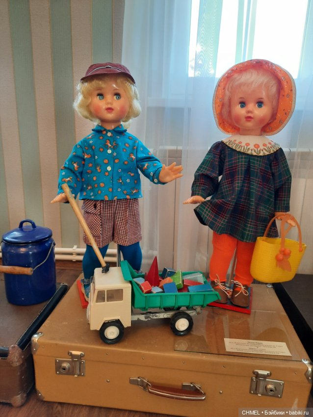 Выставка "Мамины истории о кукольной стране"