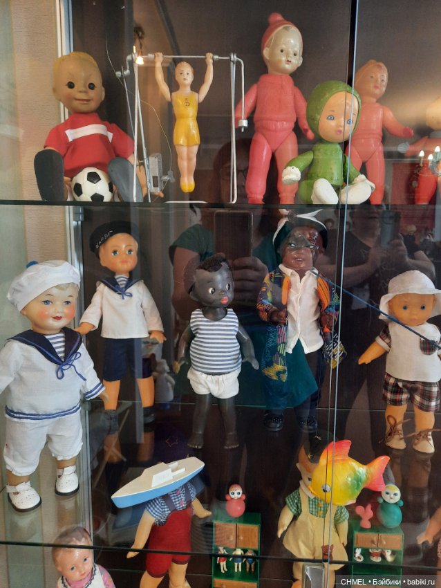 Выставка "Мамины истории о кукольной стране"