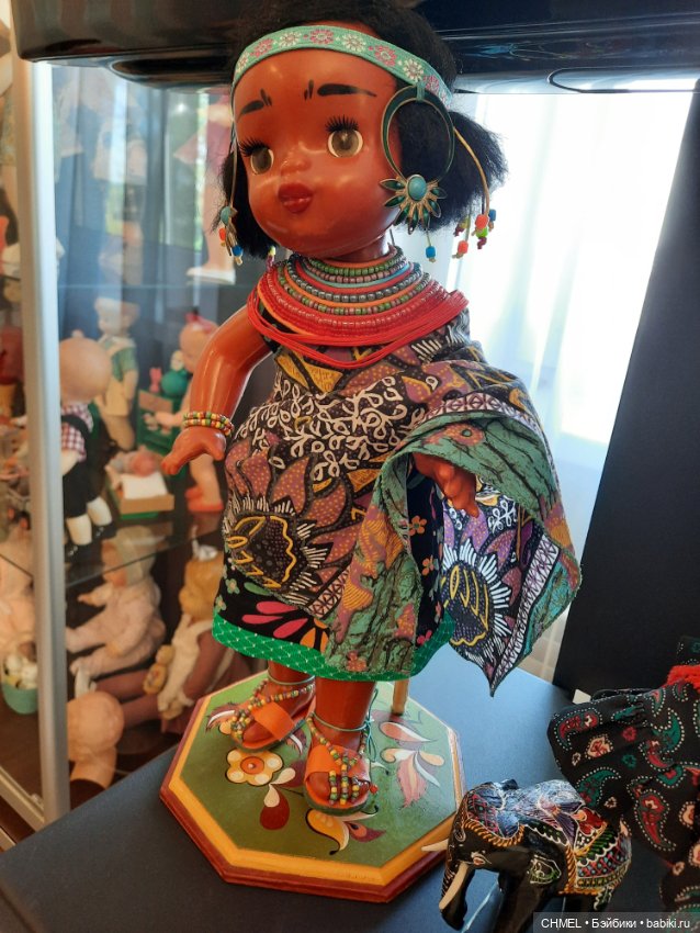 Выставка "Мамины истории о кукольной стране"