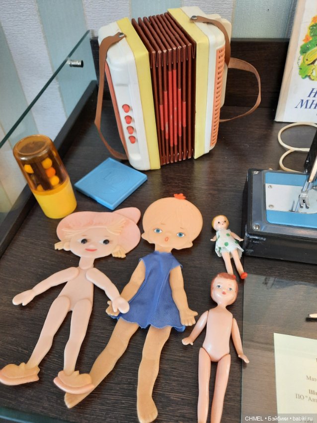 Выставка "Мамины истории о кукольной стране"