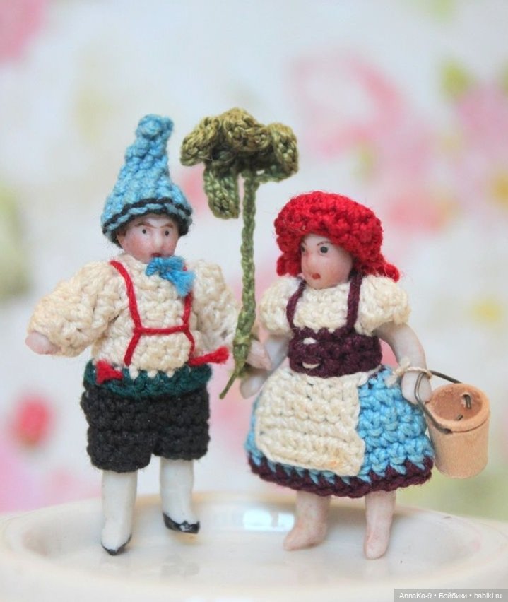 Вязанные наряды для миниатюрных антикварных кукол