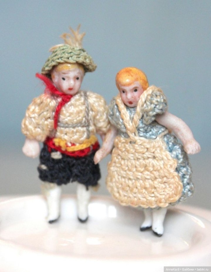 Вязанные наряды для миниатюрных антикварных кукол