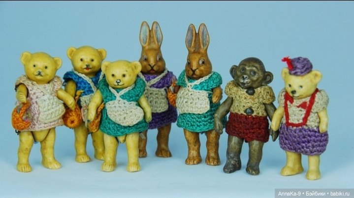 Вязанные наряды для миниатюрных антикварных кукол
