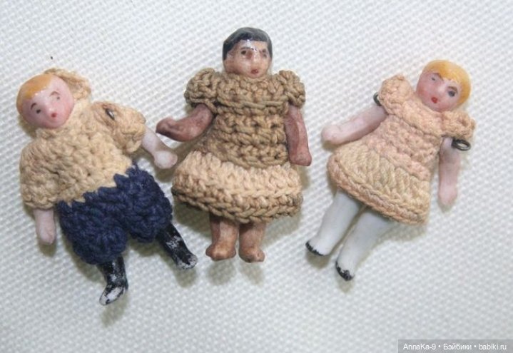 Вязанные наряды для миниатюрных антикварных кукол
