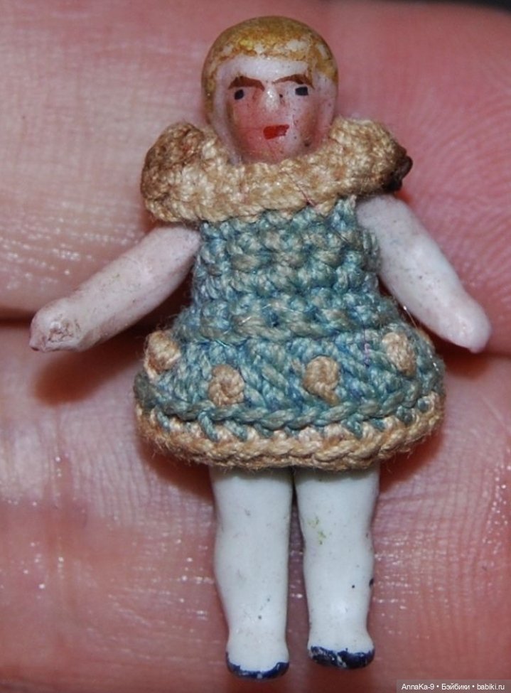 Вязанные наряды для миниатюрных антикварных кукол (фото 6)