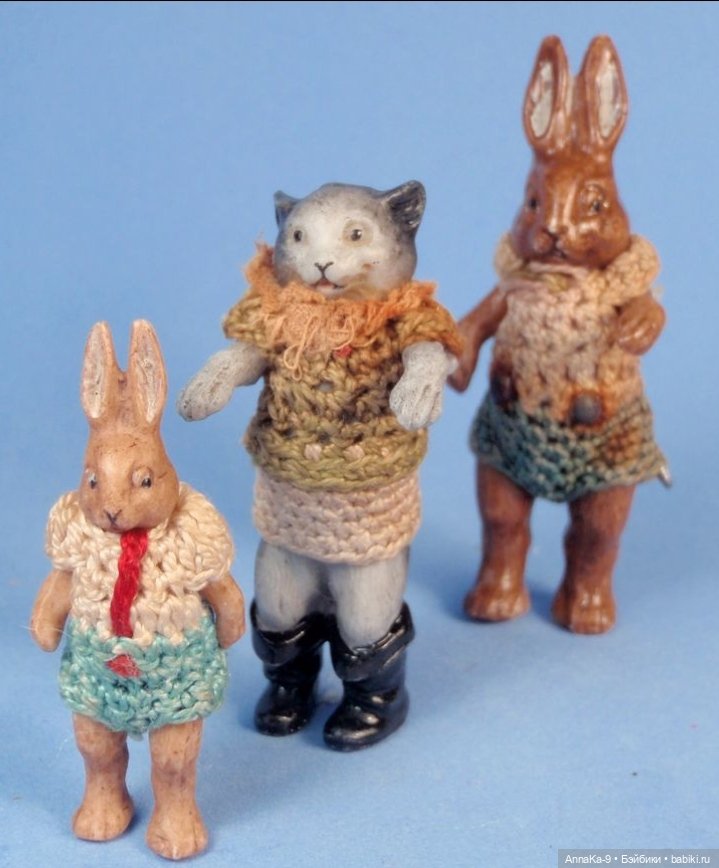 Вязанные наряды для миниатюрных антикварных кукол