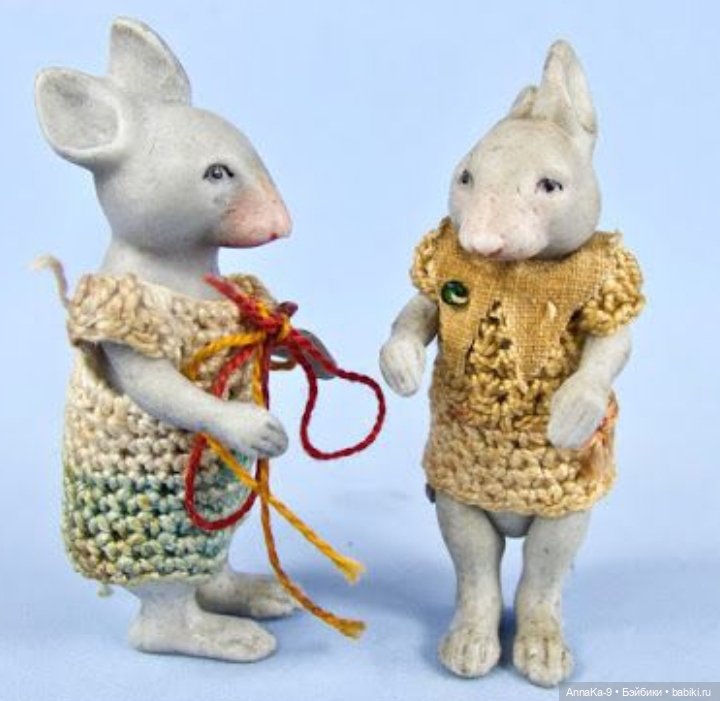 Вязанные наряды для миниатюрных антикварных кукол