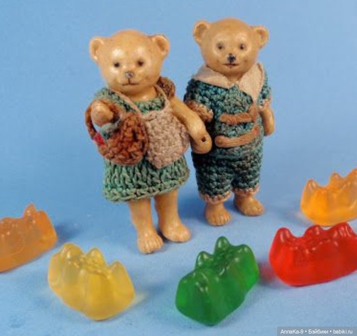 Вязанные наряды для миниатюрных антикварных кукол (фото 10)