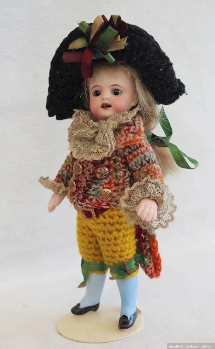 Вязанные наряды и костюмчики на антикварных кукол мальчиков (фото 4)