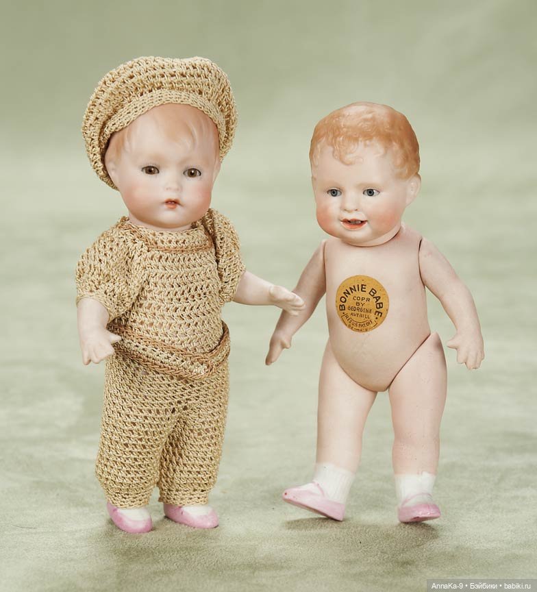 Вязанные наряды и костюмчики на антикварных кукол мальчиков