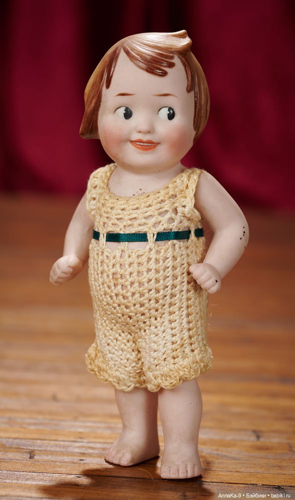 Вязанные наряды и костюмчики на антикварных кукол мальчиков