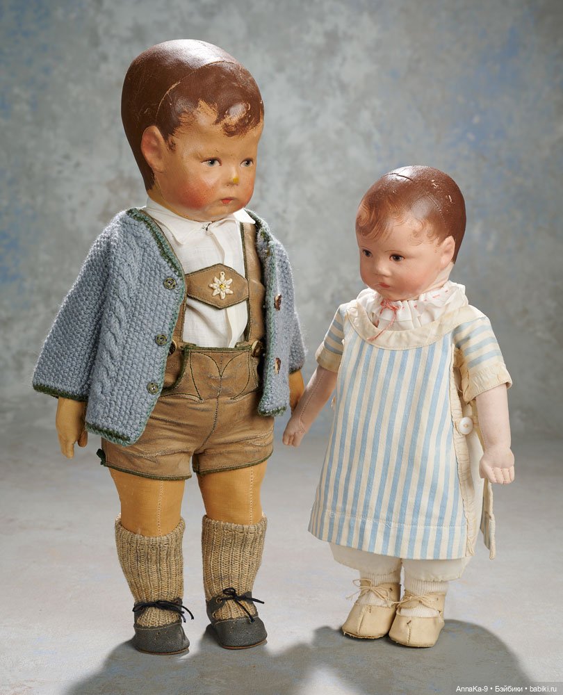 Вязанные наряды и костюмчики на антикварных кукол мальчиков