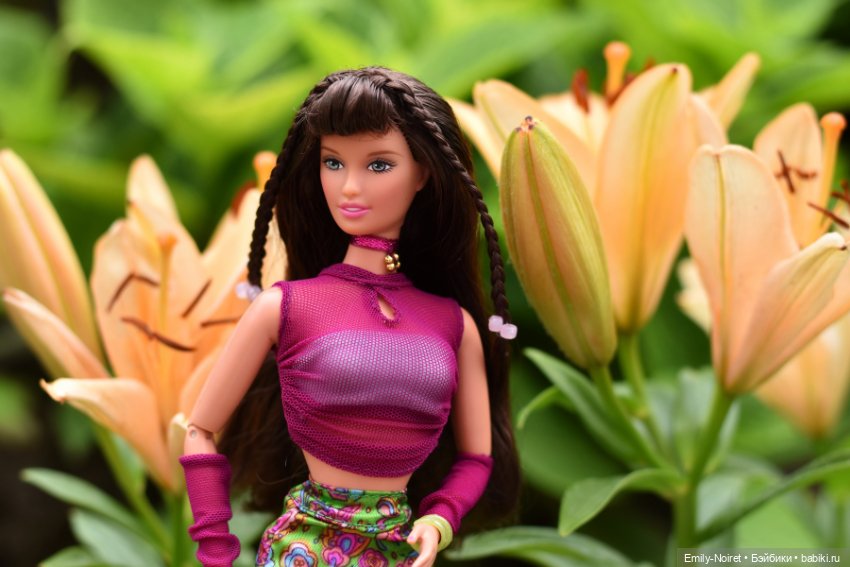 Портреты кукол с цветами — Коллекции игровых кукол (Playline): фото полок (фото 7)