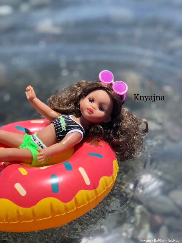 Малышка Даниэла улучшает свой загар (фото 4)