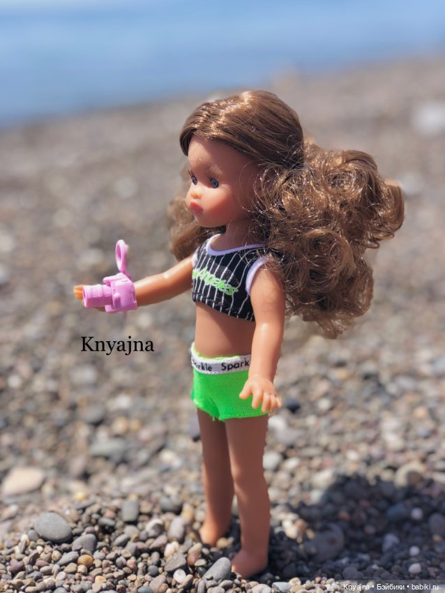 Малышка Даниэла улучшает свой загар