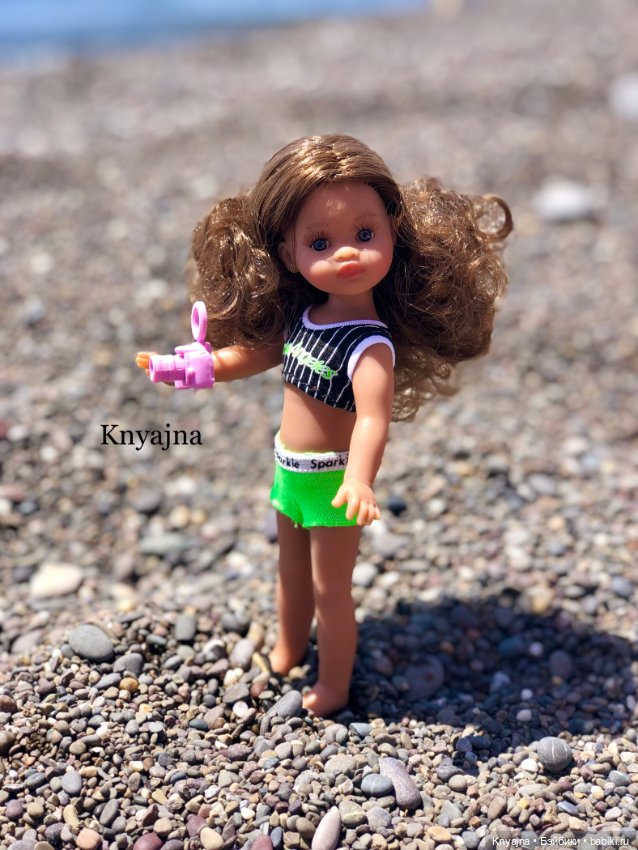 Малышка Даниэла улучшает свой загар (фото 2)