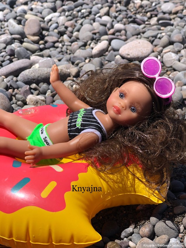 Малышка Даниэла улучшает свой загар (фото 6)