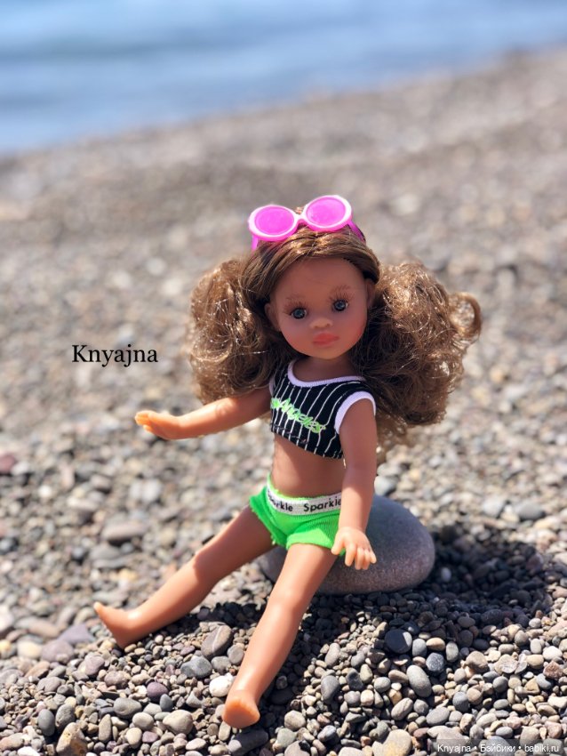 Малышка Даниэла улучшает свой загар (фото 3)