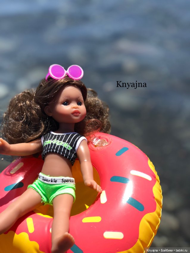 Малышка Даниэла улучшает свой загар (фото 5)