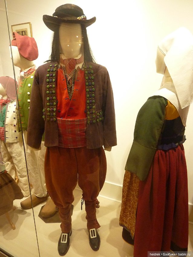 Бретань / Франция. Куклы в национальных бретонских костюмах (фото 2)