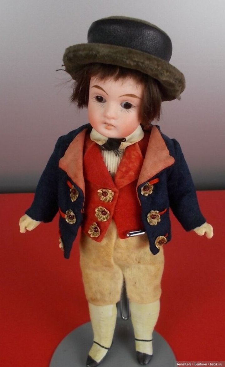 Вязанные наряды и костюмчики на антикварных кукол мальчиков (фото 3)
