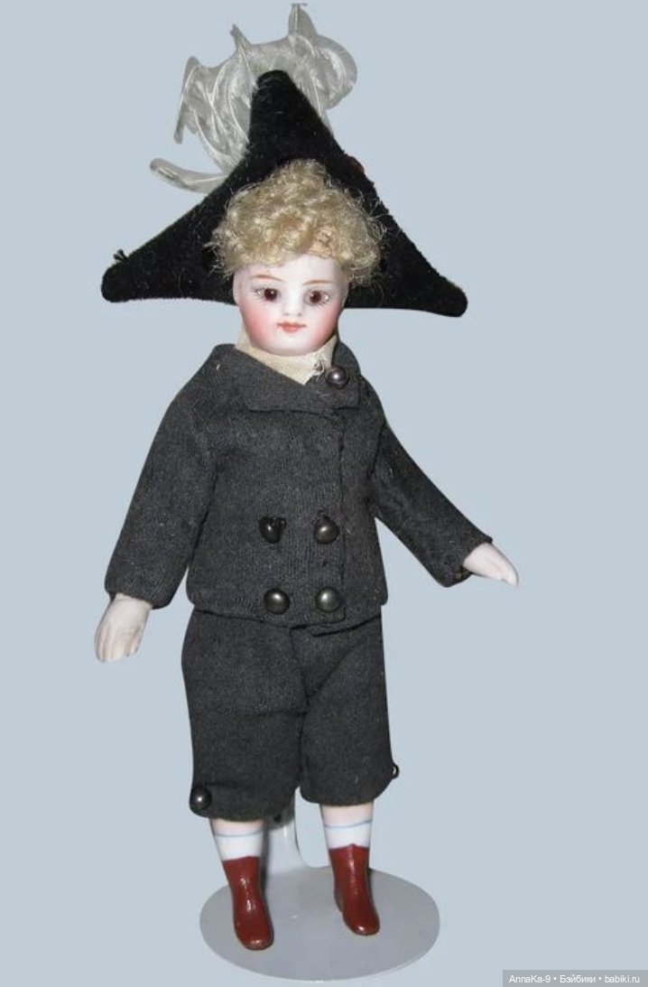 Вязанные наряды и костюмчики на антикварных кукол мальчиков
