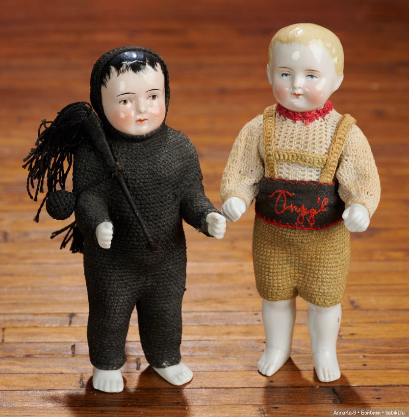 Вязанные наряды и костюмчики на антикварных кукол мальчиков (фото 7)